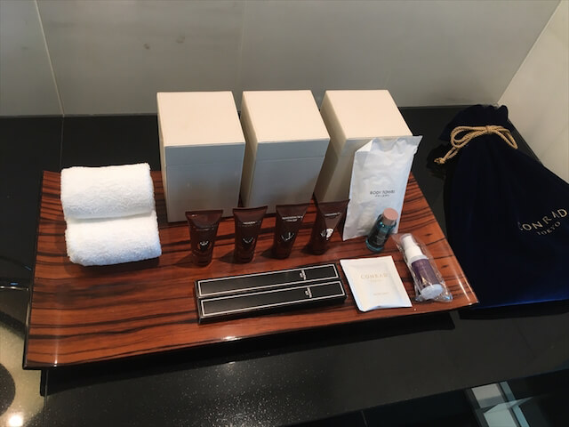 コンラッド東京の洗面台に小箱で整えられたアメニティ
