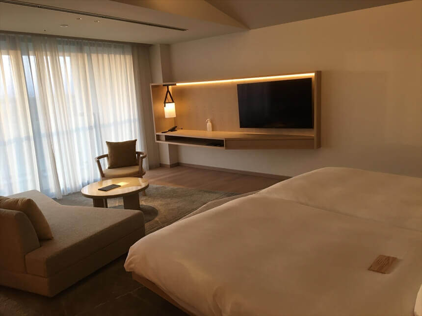 すっきりと整えられたホテルの寝室全体