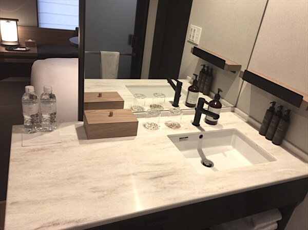 必要なものがまとまったホテルのコンパクトな洗面台
