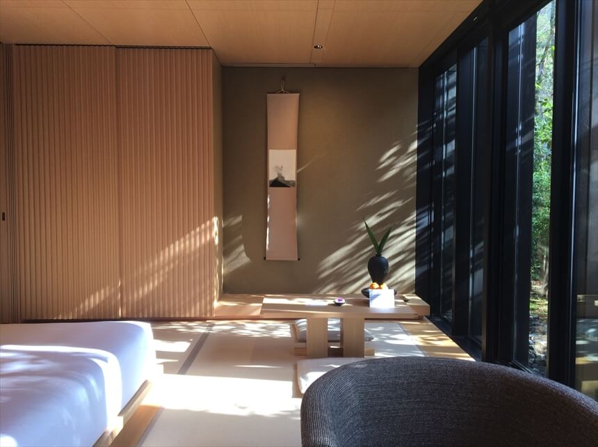 季節のしつらえが置かれたアマン京都の客室の一角